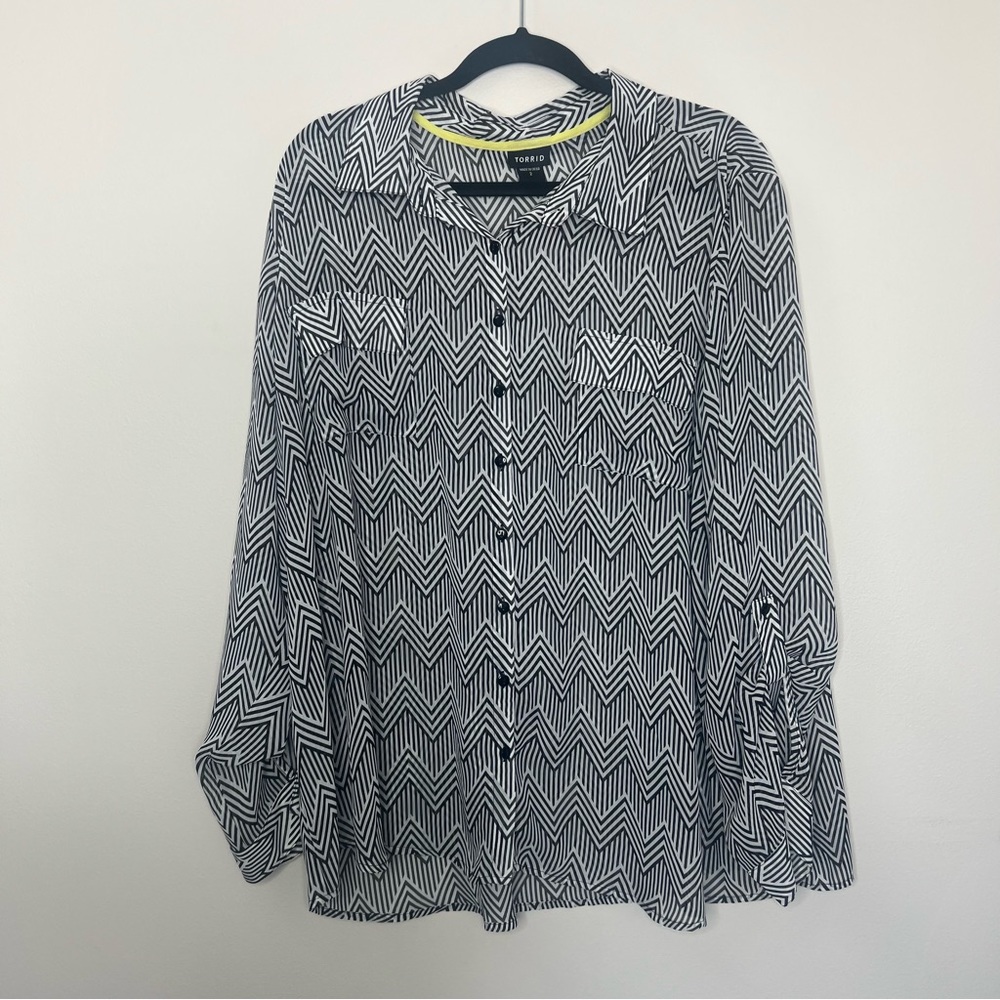 Torrid Blouse Black & White Chevron Print Button Down Shirt